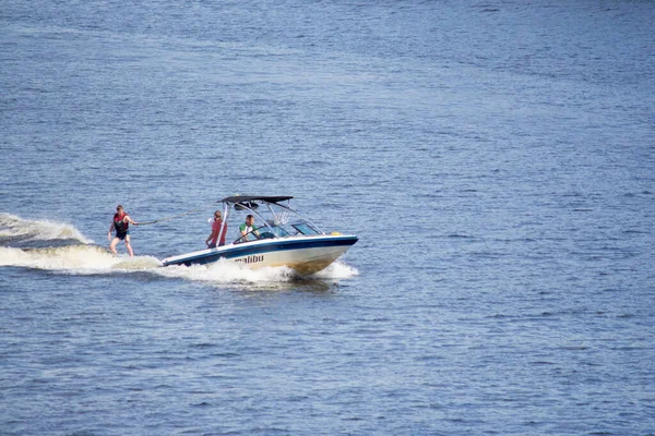 度假者在河上乘船渡日 基辅第聂伯河 — 图库照片