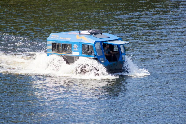 Vehículo Todo Terreno Con Ruedas Anfibio Agua Excursiones Largo Del — Foto de Stock