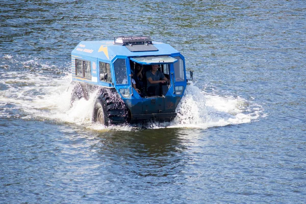 四轮越野车在水面上两栖 基辅第聂伯河沿岸的游览 — 图库照片