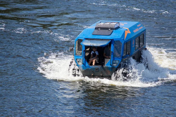 Alle Terreinen Rijdend Voertuig Amfibisch Het Water Excursies Langs Dnjepr — Stockfoto