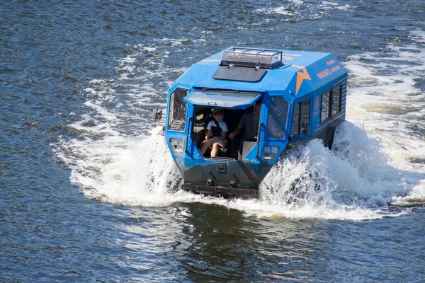 Hjulförsedda Terränggående Fordon Amfibiskt Vattnet Utflykter Längs Dnepr Kiev — Stockfoto