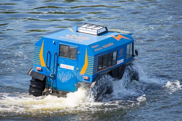 四轮越野车在水面上两栖 基辅第聂伯河沿岸的游览 — 图库照片