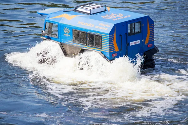 水上の全地形車両水陸両用ホイール キエフのドニエプル川沿いの遠足 — ストック写真