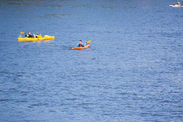 行楽客は川にボートやボートに乗る ドニエプル川キエフ — ストック写真