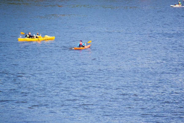 Tatilciler nehirde tekne ve tekneye biniyor. Dinyeper Nehri, Kiev