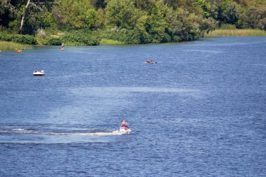 Tatilciler nehirde tekne ve tekneye biniyor. Dinyeper Nehri, Kiev