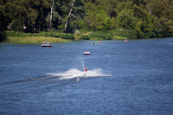 Tatilciler Nehirde Tekne Tekneye Biniyor Dinyeper Nehri Kiev — Stok fotoğraf