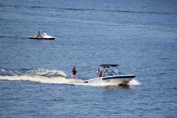 Tatilciler Nehirde Tekne Tekneye Biniyor Dinyeper Nehri Kiev — Stok fotoğraf