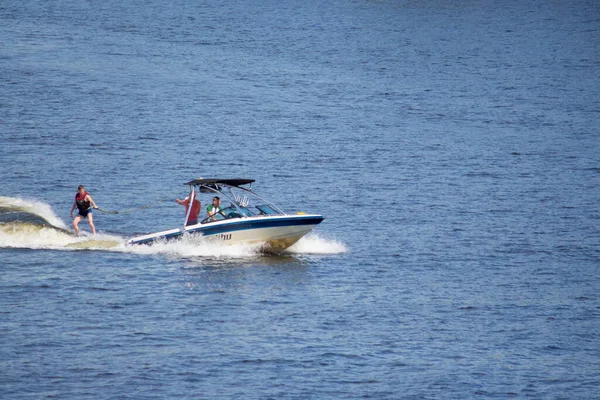 Отдыхающие Ездят Лодках Лодках Реке Днепр — стоковое фото