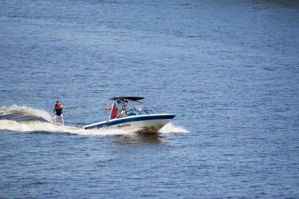 Tatilciler Nehirde Tekne Tekneye Biniyor Dinyeper Nehri Kiev — Stok fotoğraf