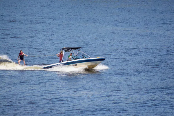 Tatilciler nehirde tekne ve tekneye biniyor. Dinyeper Nehri, Kiev