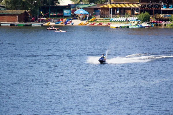 Tatilciler Nehirde Tekne Tekneye Biniyor Dinyeper Nehri Kiev — Stok fotoğraf