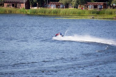 Tatilciler nehirde tekne ve tekneye biniyor. Dinyeper Nehri, Kiev