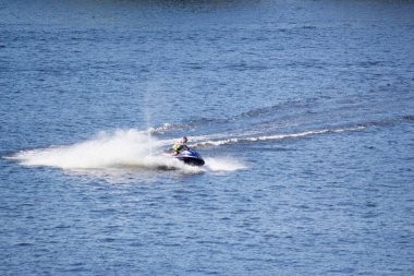 Tatilciler nehirde tekne ve tekneye biniyor. Dinyeper Nehri, Kiev