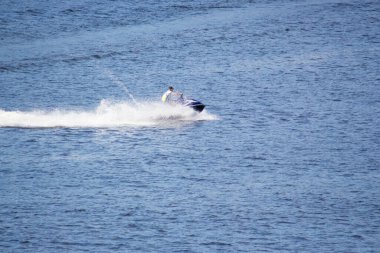 Tatilciler nehirde tekne ve tekneye biniyor. Dinyeper Nehri, Kiev