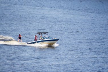 Tatilciler nehirde tekne ve tekneye biniyor. Dinyeper Nehri, Kiev