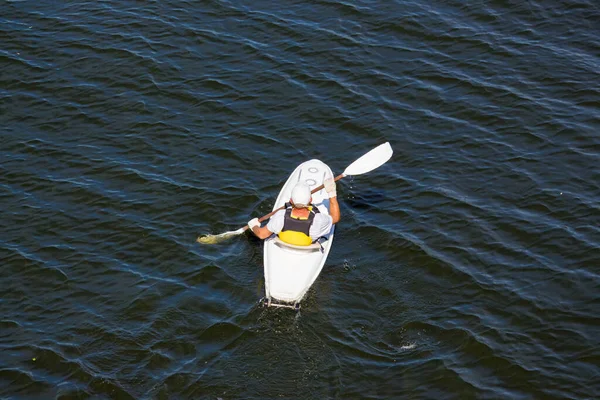 行楽客は川にボートやボートに乗る ドニエプル川キエフ — ストック写真