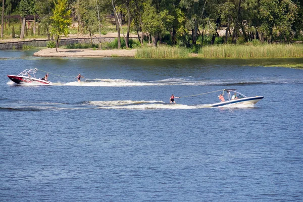 Los Turistas Montan Barcos Botes Río Río Dnieper Kiev — Foto de Stock