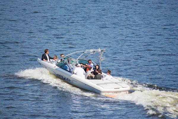 Los Turistas Montan Barcos Botes Río Río Dnieper Kiev — Foto de Stock