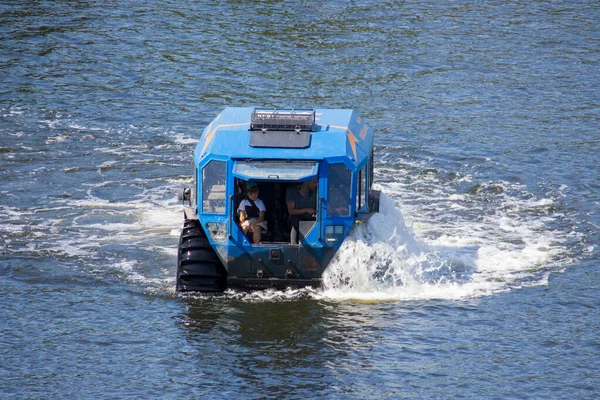 Kołowy Pojazd Terenowy Amfibia Wodzie Wycieczki Wzdłuż Dniepru Kijowie — Zdjęcie stockowe