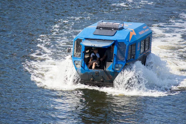 Tekerlekli Arazi Aracı Suda Amfibi Kiev Deki Dinyeper Boyunca Gezintiler — Stok fotoğraf