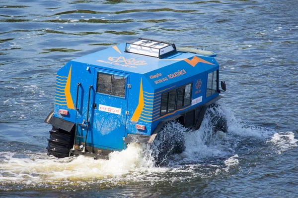 Hjulförsedda Terränggående Fordon Amfibiskt Vattnet Utflykter Längs Dnepr Kiev — Stockfoto