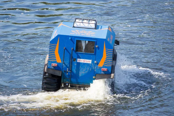 Alle Terreinen Rijdend Voertuig Amfibisch Het Water Excursies Langs Dnjepr — Stockfoto