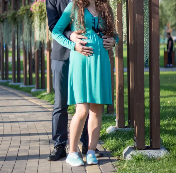 Paar Spaziert Durch Den Park Warten Auf Ein Baby — Stockfoto