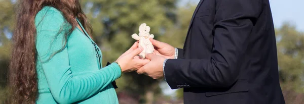 Karı koca oyuncak tavşan tutuyorlar.