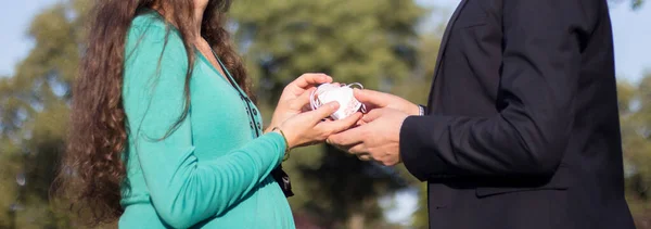 Σύζυγος Και Έγκυος Γυναίκα Κρατώντας Ένα Παιχνίδι Καρδιά — Φωτογραφία Αρχείου
