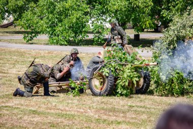 İkinci Dünya Savaşı 'nın yeniden inşası. Alman ve Sovyet ordusundaki askeri üniformalı insanlar.