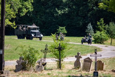 İkinci Dünya Savaşı 'nın yeniden inşası. Alman ve Sovyet ordusundaki askeri üniformalı insanlar.