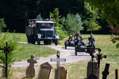 İkinci Dünya Savaşı 'nın yeniden inşası. Alman ve Sovyet ordusundaki askeri üniformalı insanlar.