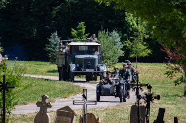 İkinci Dünya Savaşı 'nın yeniden inşası. Alman ve Sovyet ordusundaki askeri üniformalı insanlar.