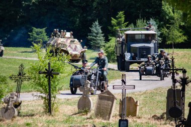 İkinci Dünya Savaşı 'nın yeniden inşası. Alman ve Sovyet ordusundaki askeri üniformalı insanlar.