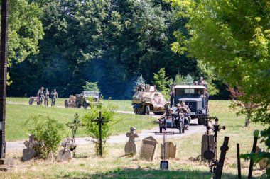 İkinci Dünya Savaşı 'nın yeniden inşası. Alman ve Sovyet ordusundaki askeri üniformalı insanlar.