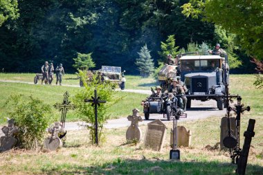 İkinci Dünya Savaşı 'nın yeniden inşası. Alman ve Sovyet ordusundaki askeri üniformalı insanlar.