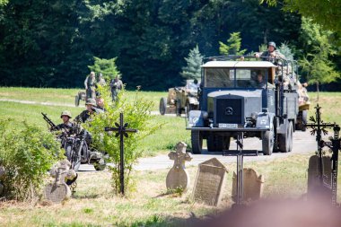 İkinci Dünya Savaşı 'nın yeniden inşası. Alman ve Sovyet ordusundaki askeri üniformalı insanlar.
