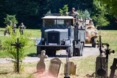 İkinci Dünya Savaşı 'nın yeniden inşası. Alman ve Sovyet ordusundaki askeri üniformalı insanlar.