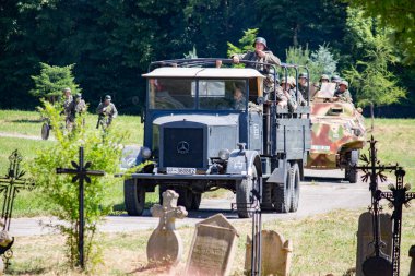 İkinci Dünya Savaşı 'nın yeniden inşası. Alman ve Sovyet ordusundaki askeri üniformalı insanlar.