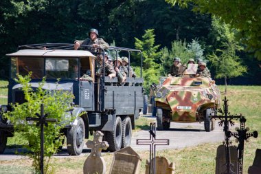 İkinci Dünya Savaşı 'nın yeniden inşası. Alman ve Sovyet ordusundaki askeri üniformalı insanlar.