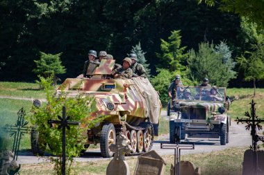 İkinci Dünya Savaşı 'nın yeniden inşası. Alman ve Sovyet ordusundaki askeri üniformalı insanlar.