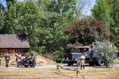 İkinci Dünya Savaşı 'nın yeniden inşası. Alman ve Sovyet ordusundaki askeri üniformalı insanlar.