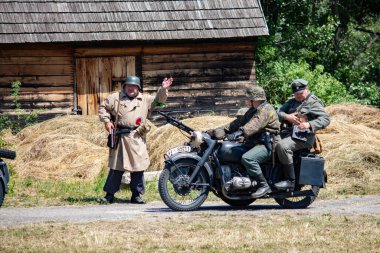 İkinci Dünya Savaşı 'nın yeniden inşası. Alman ve Sovyet ordusundaki askeri üniformalı insanlar.