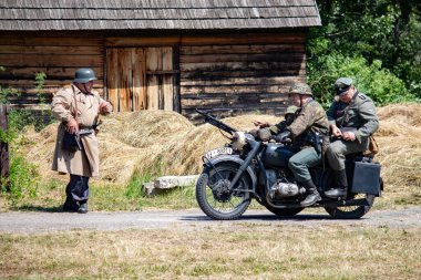 İkinci Dünya Savaşı 'nın yeniden inşası. Alman ve Sovyet ordusundaki askeri üniformalı insanlar.
