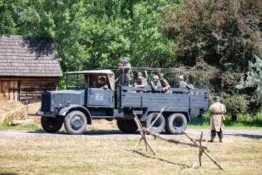 İkinci Dünya Savaşı 'nın yeniden inşası. Alman ve Sovyet ordusundaki askeri üniformalı insanlar.