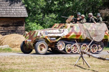 İkinci Dünya Savaşı 'nın yeniden inşası. Alman ve Sovyet ordusundaki askeri üniformalı insanlar.