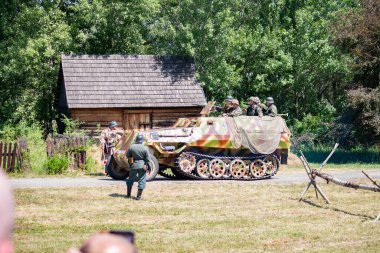 İkinci Dünya Savaşı 'nın yeniden inşası. Alman ve Sovyet ordusundaki askeri üniformalı insanlar.