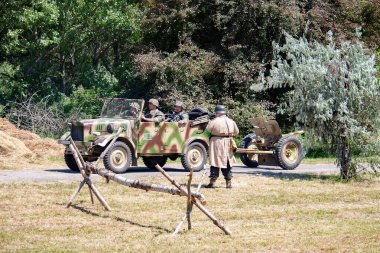 İkinci Dünya Savaşı 'nın yeniden inşası. Alman ve Sovyet ordusundaki askeri üniformalı insanlar.