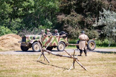 İkinci Dünya Savaşı 'nın yeniden inşası. Alman ve Sovyet ordusundaki askeri üniformalı insanlar.